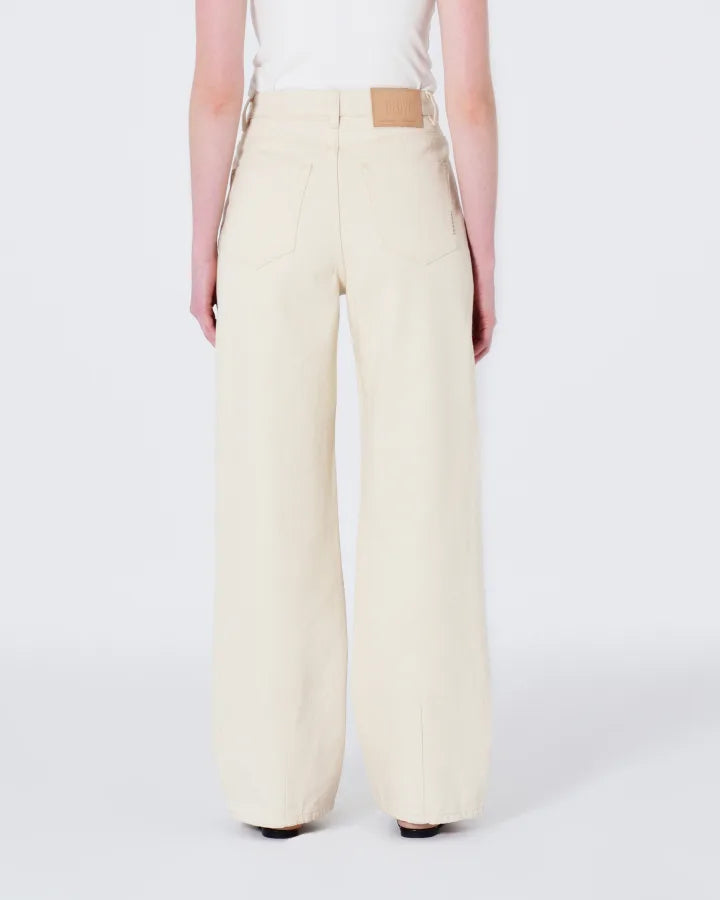 Coco relaxed, sand dune