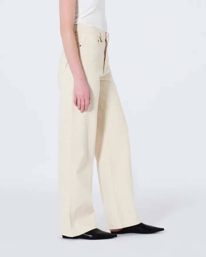 Coco relaxed, sand dune