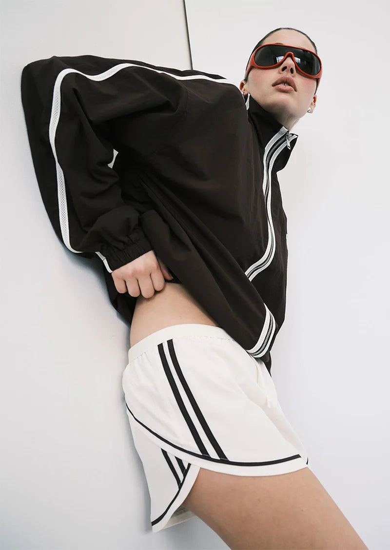 Linear short, whisper white & dark plum