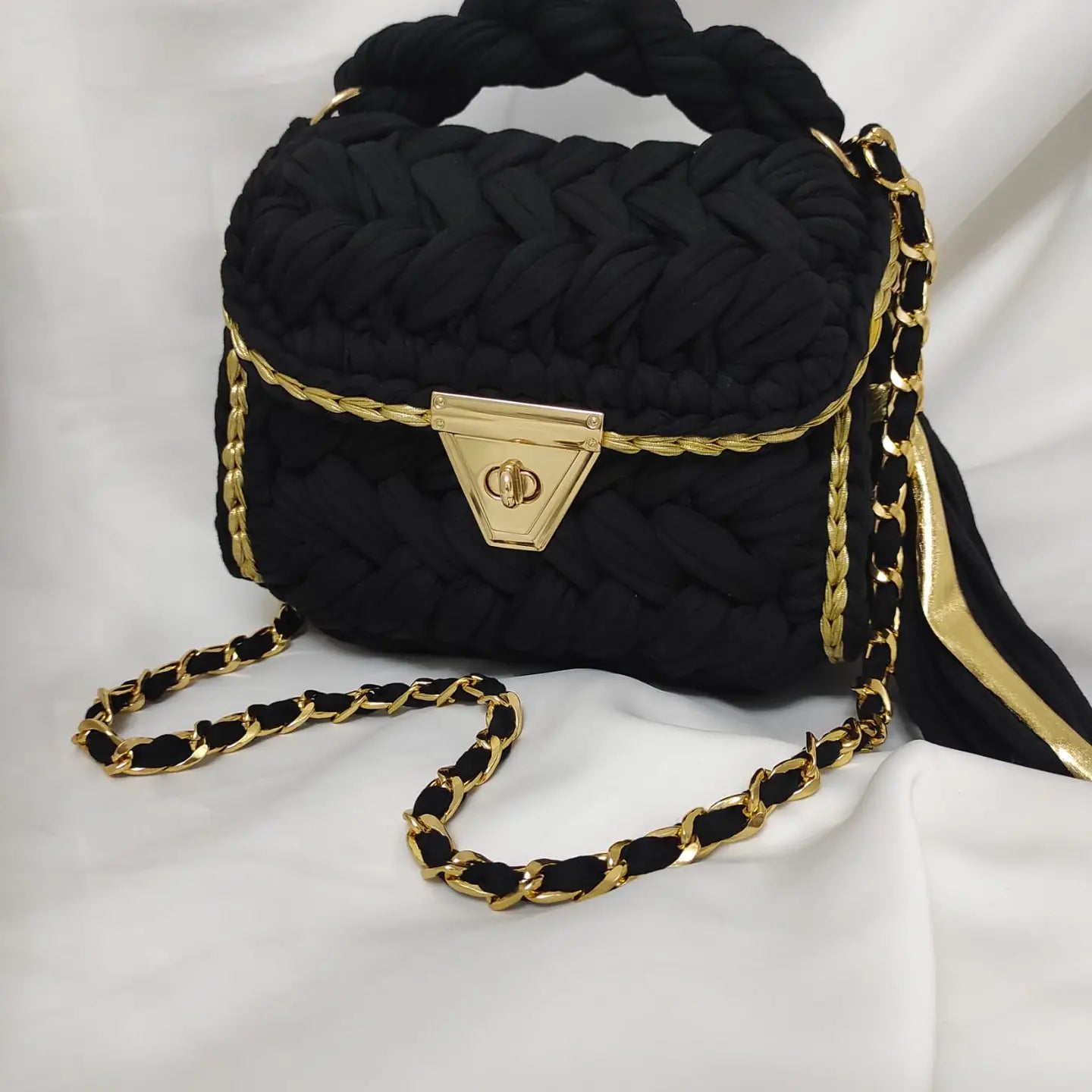 The cove crochet clutch, black/gold trim