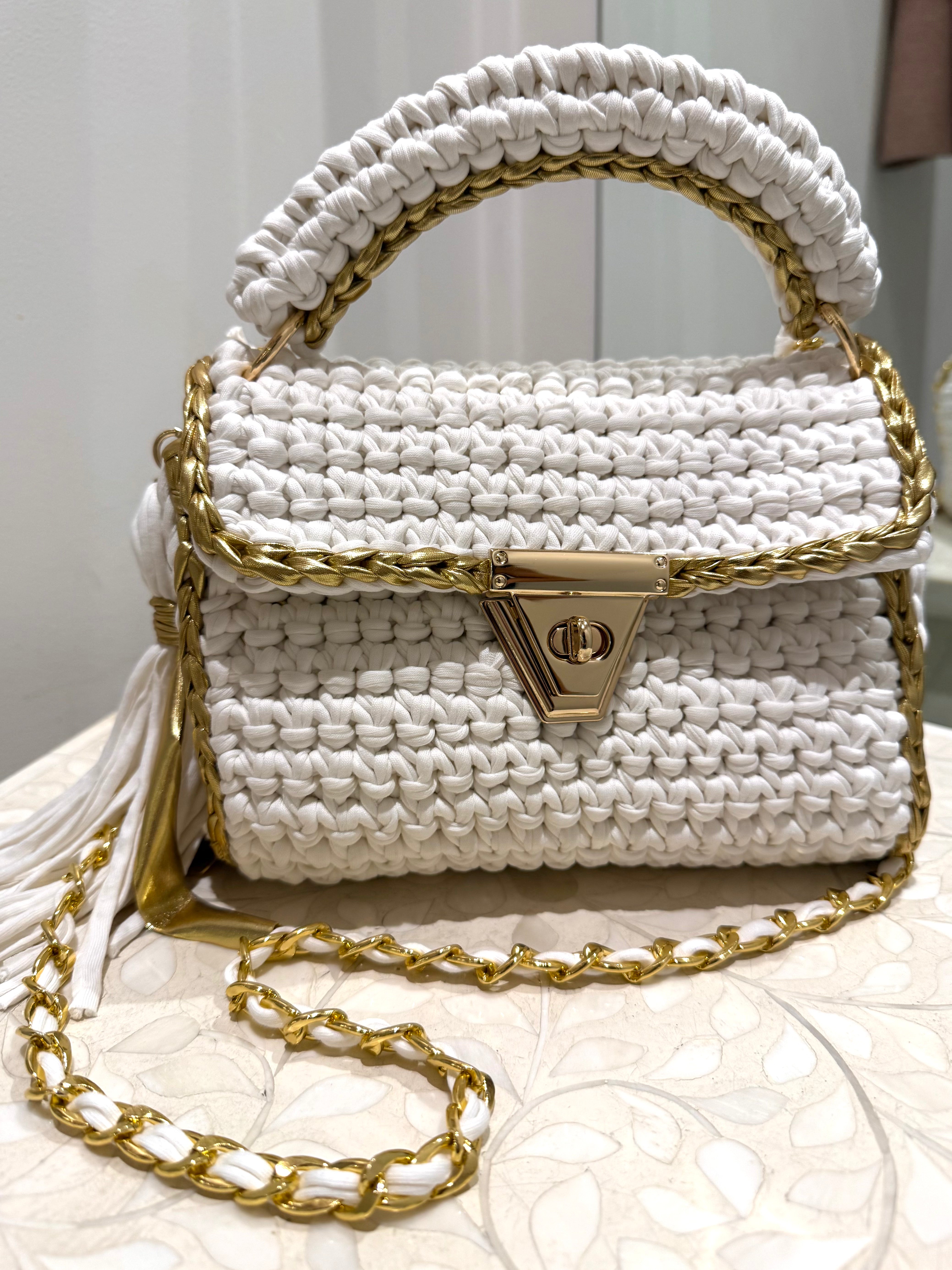 The cove crochet clutch, white/gold trim