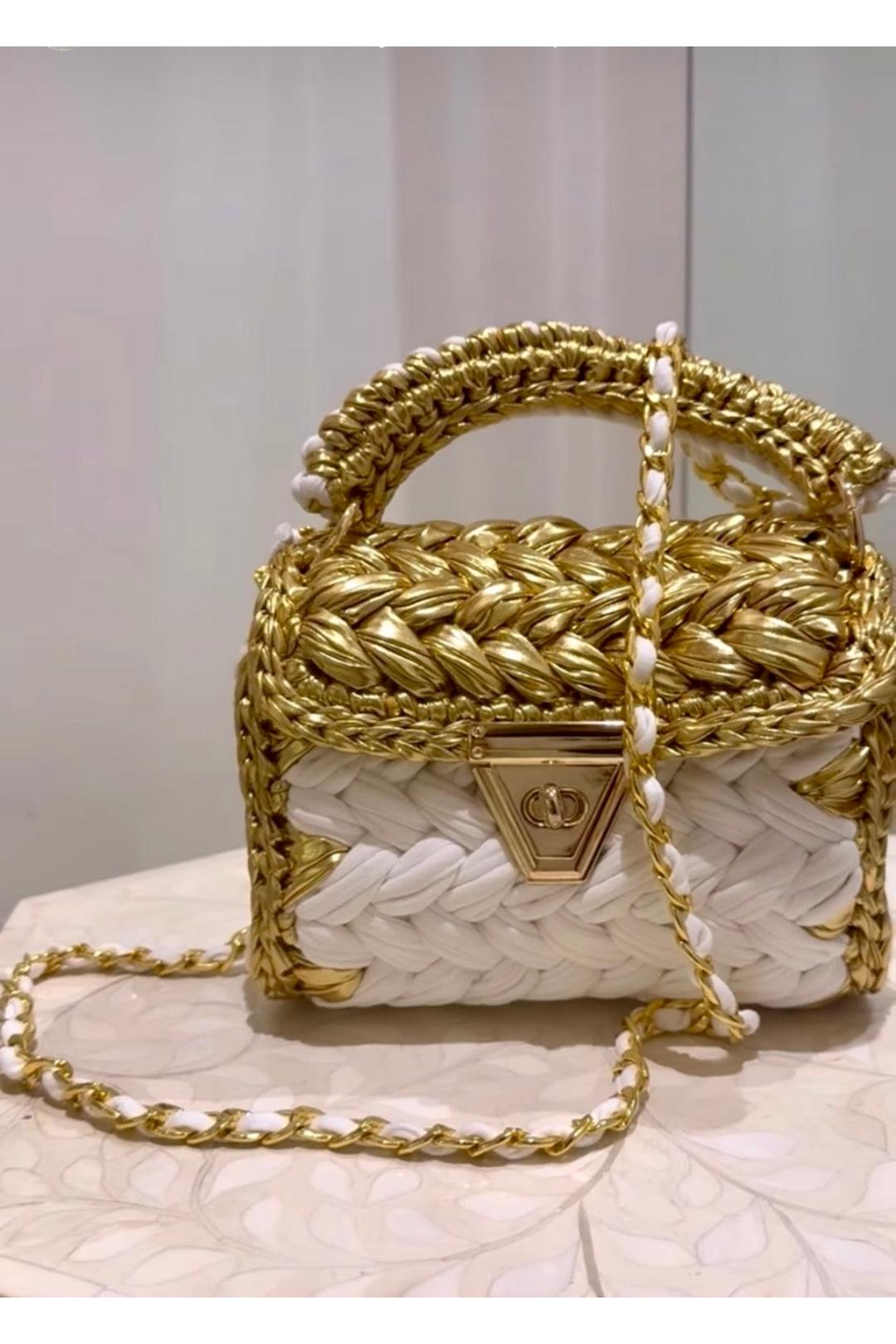 The cove crochet clutch, Metallic gold/white