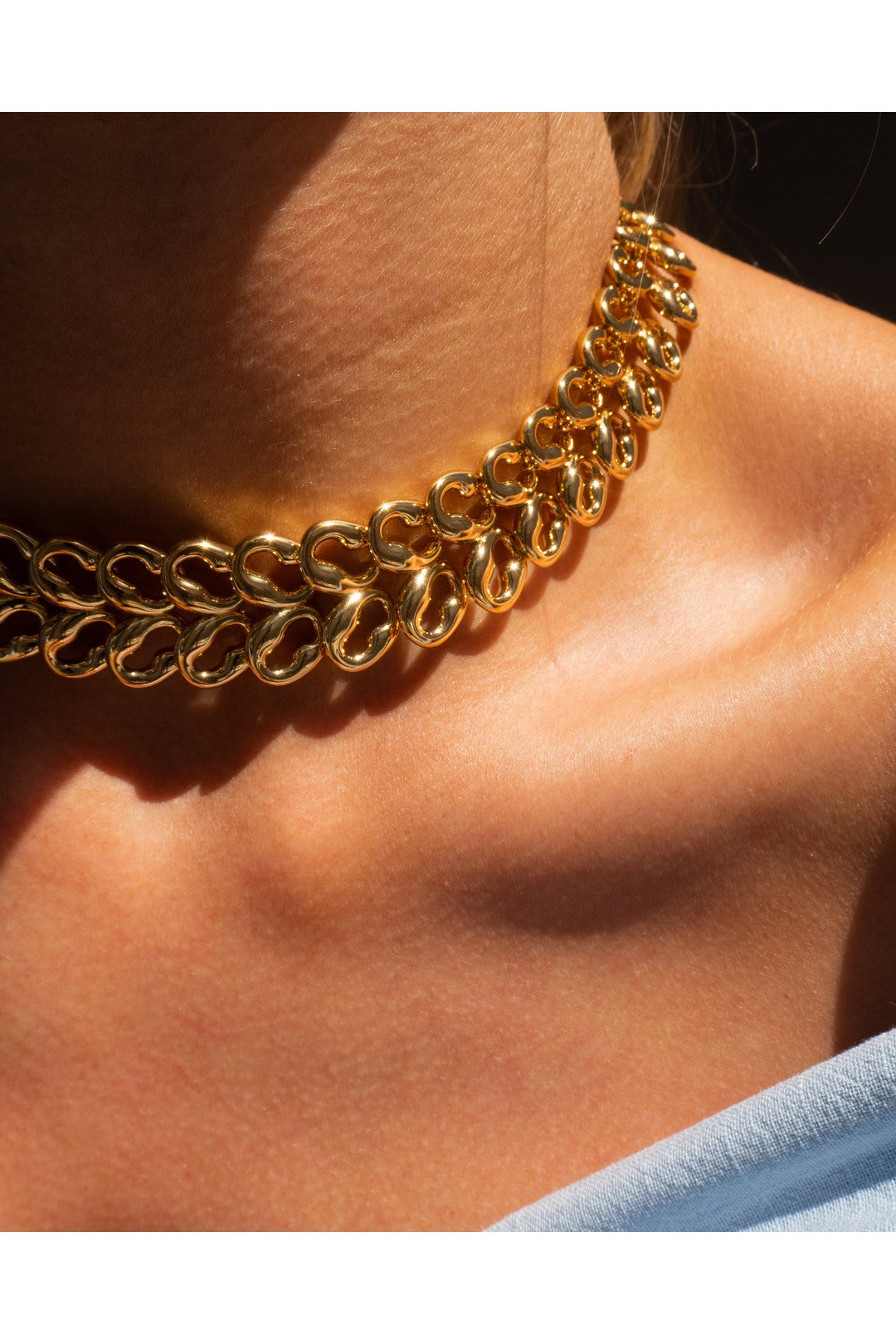 The metal lace choker, gold