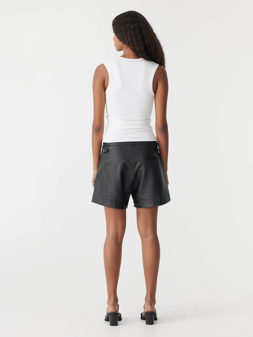 Low scooped rib tank, white
