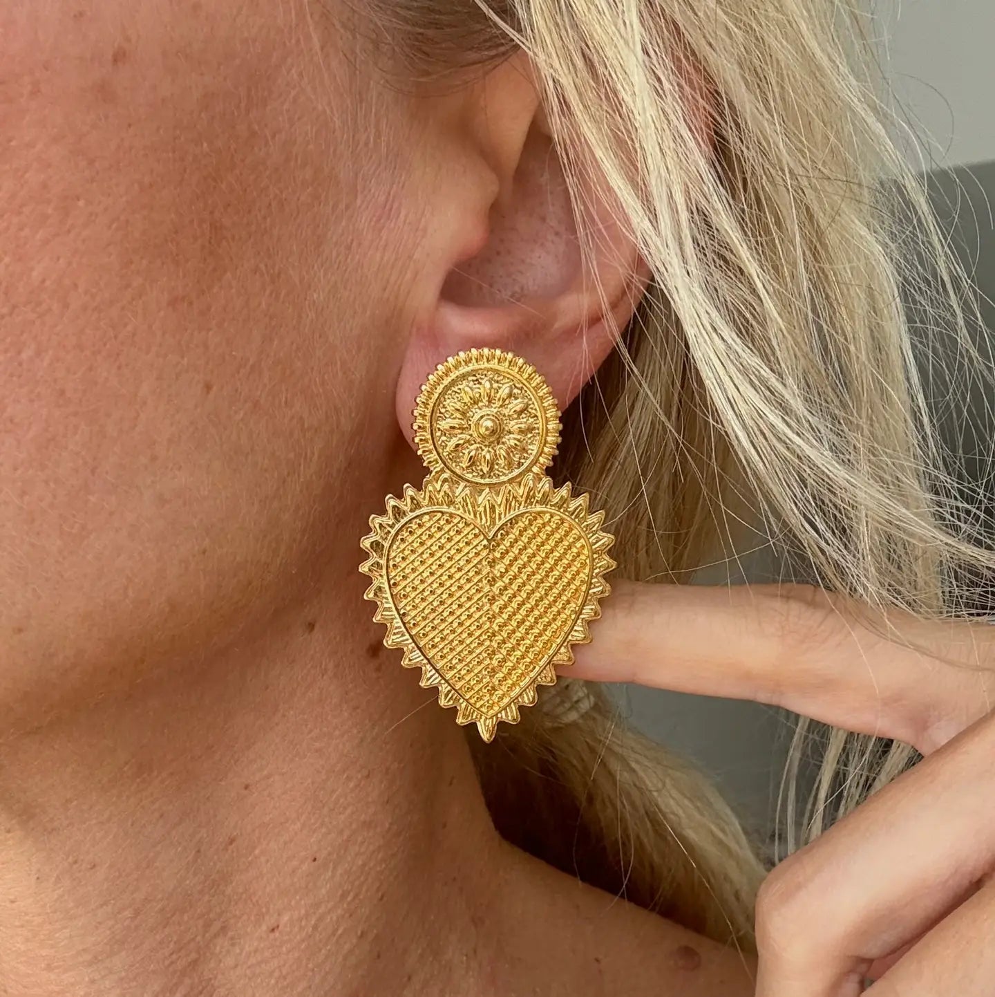 Big vintage hearts earring, gold