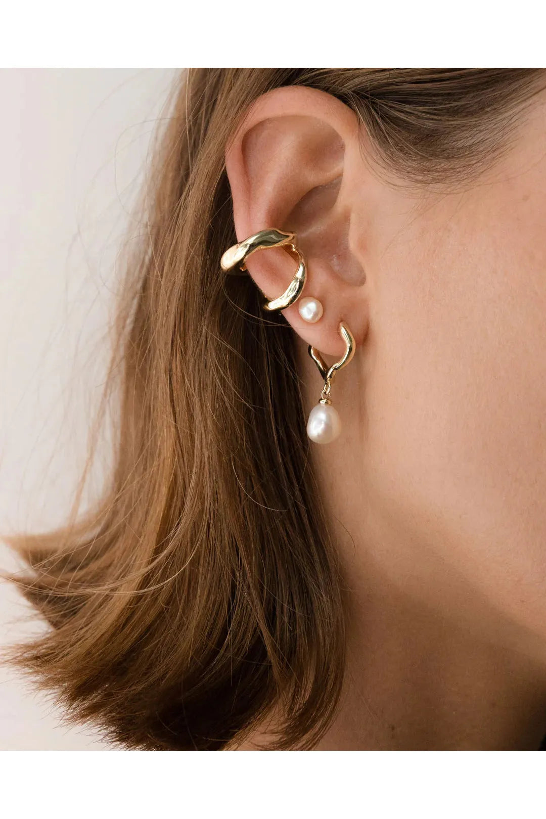 Wave Huggies with Pearl, gold