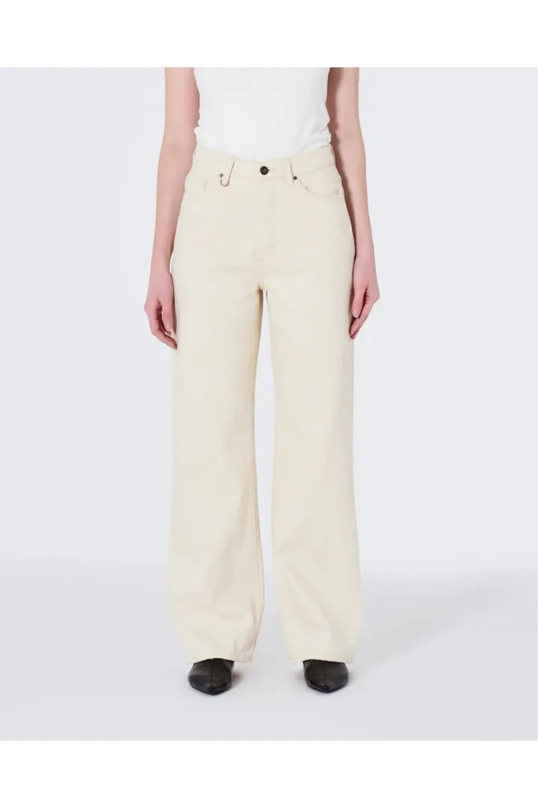 Coco relaxed, sand dune