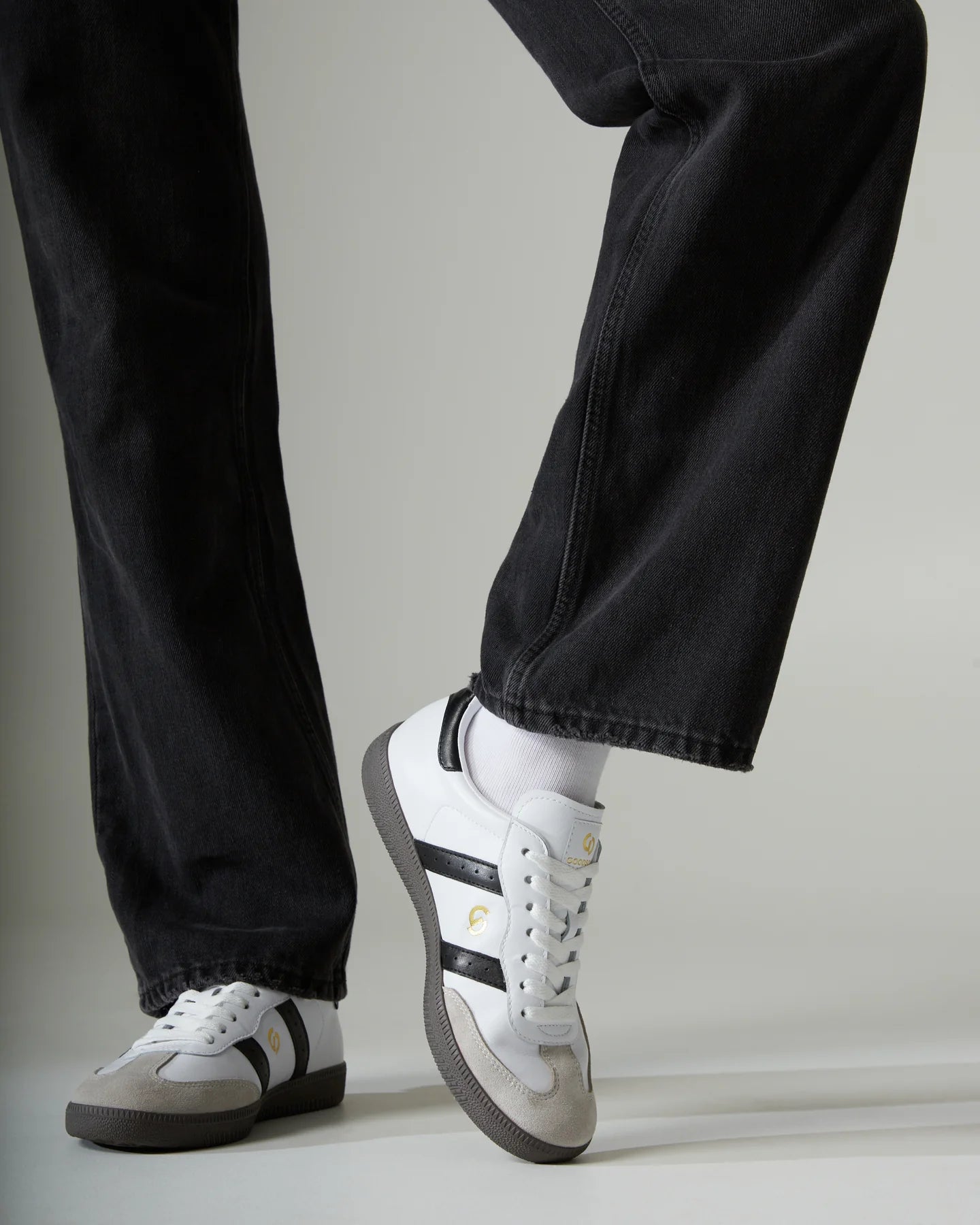 2001 parallel sneaker, white/black