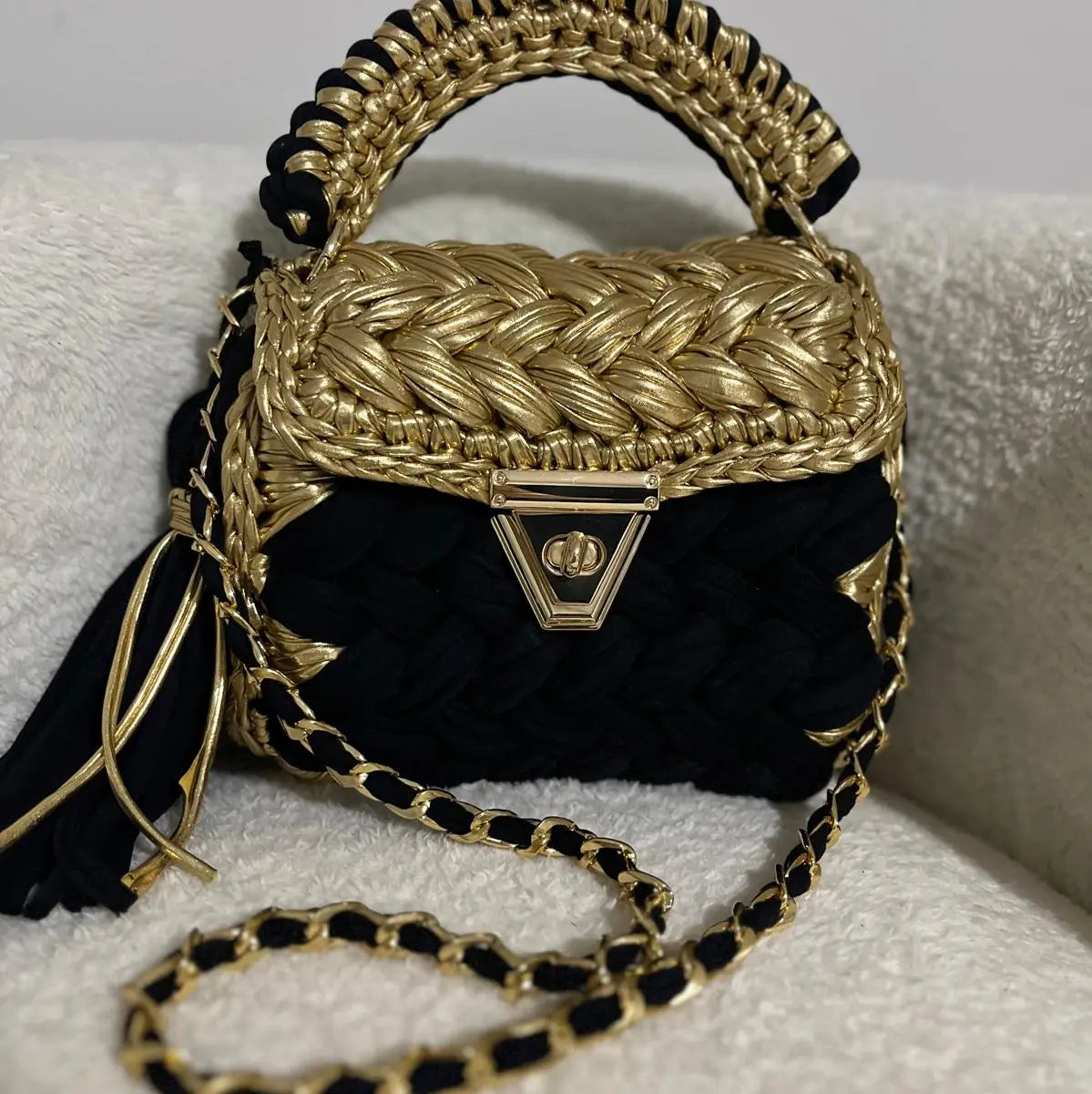 The cove crochet clutch, metallic gold/black