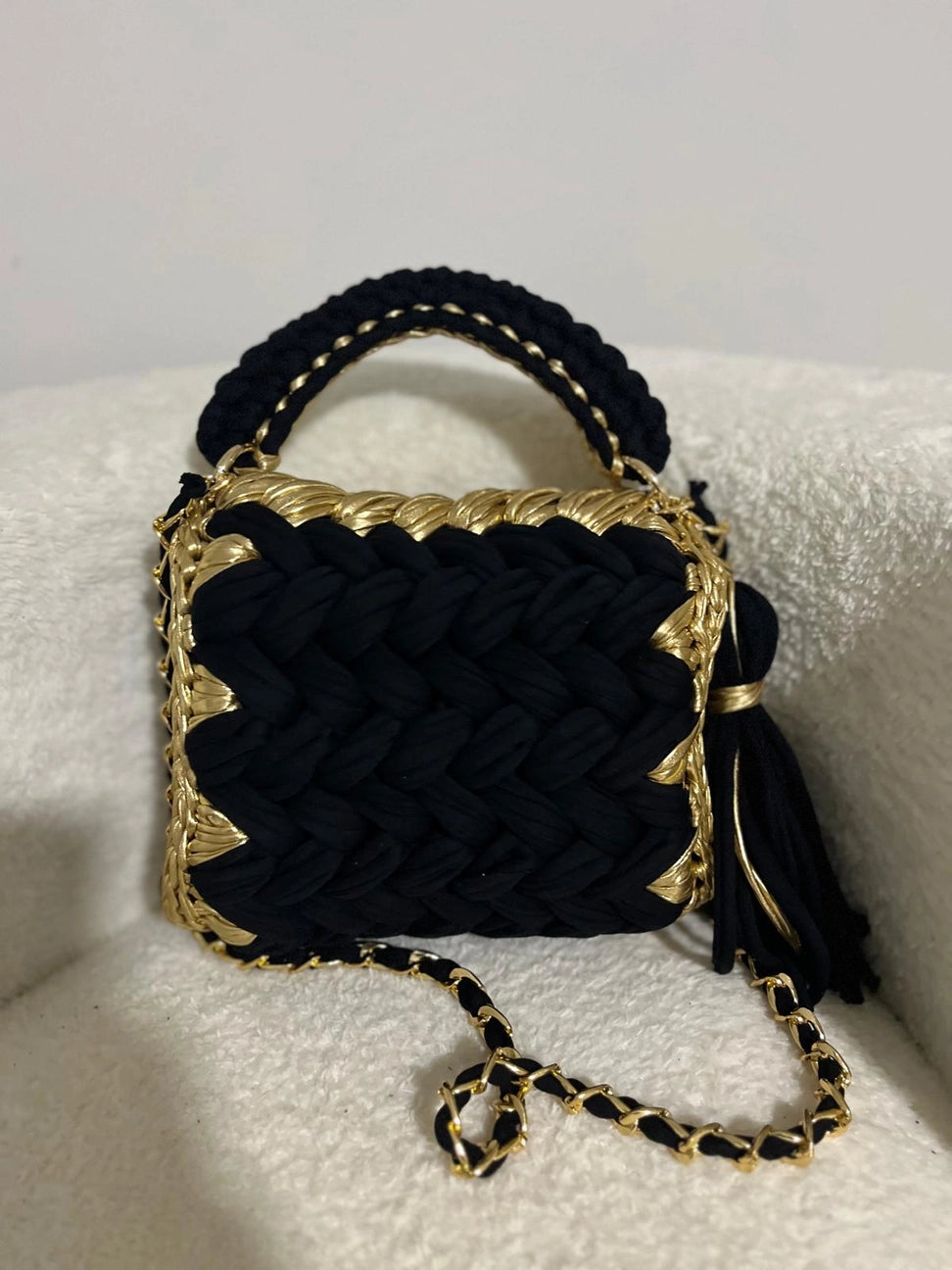 The cove crochet clutch, metallic gold/black