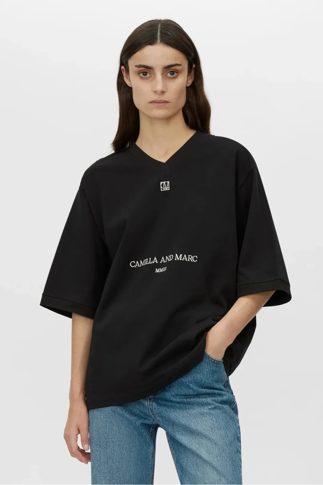 Larissa logo tee, black