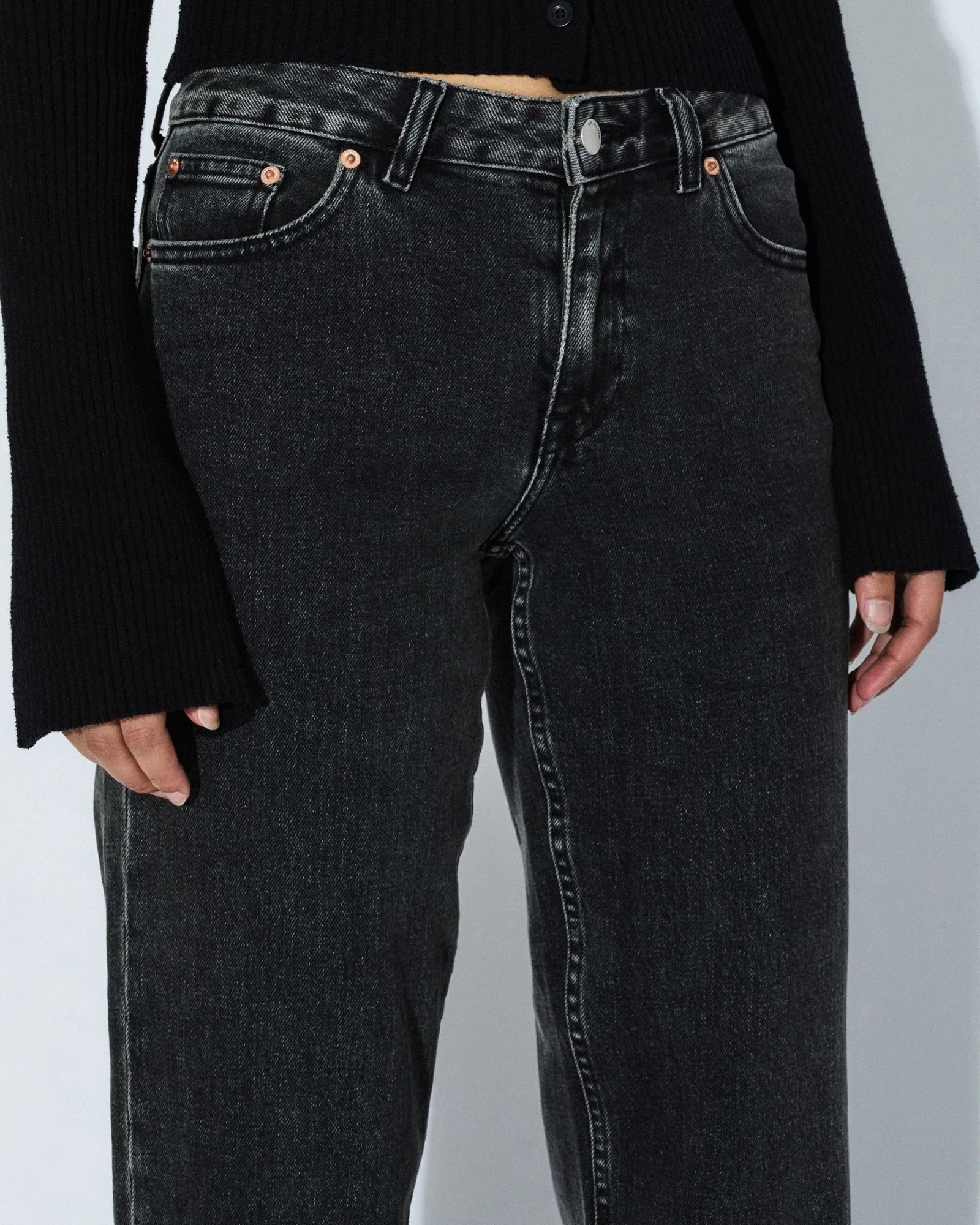 Addy mid straight jeans, tar aged black