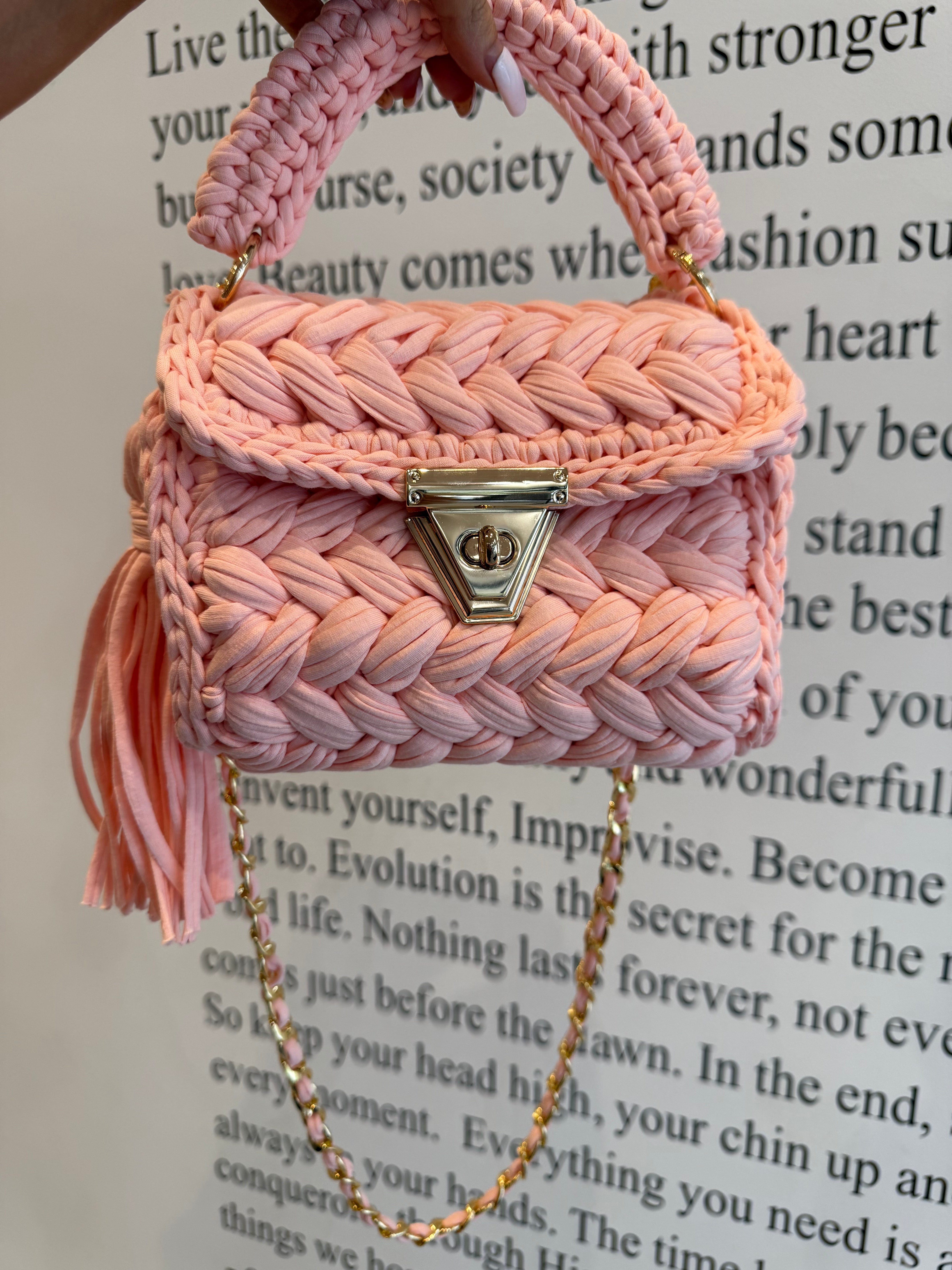 The cove crochet clutch, pink