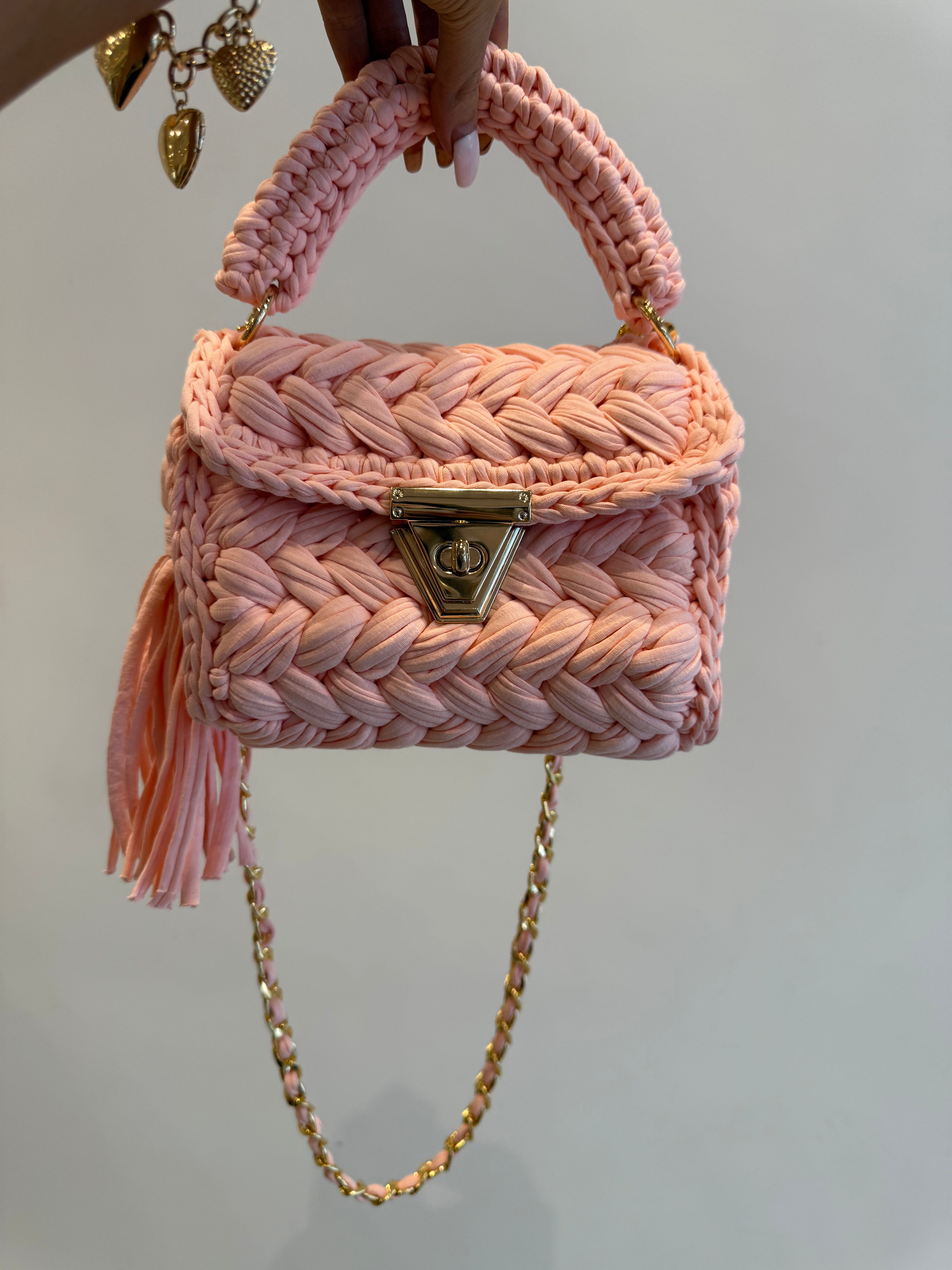 The cove crochet clutch, pink