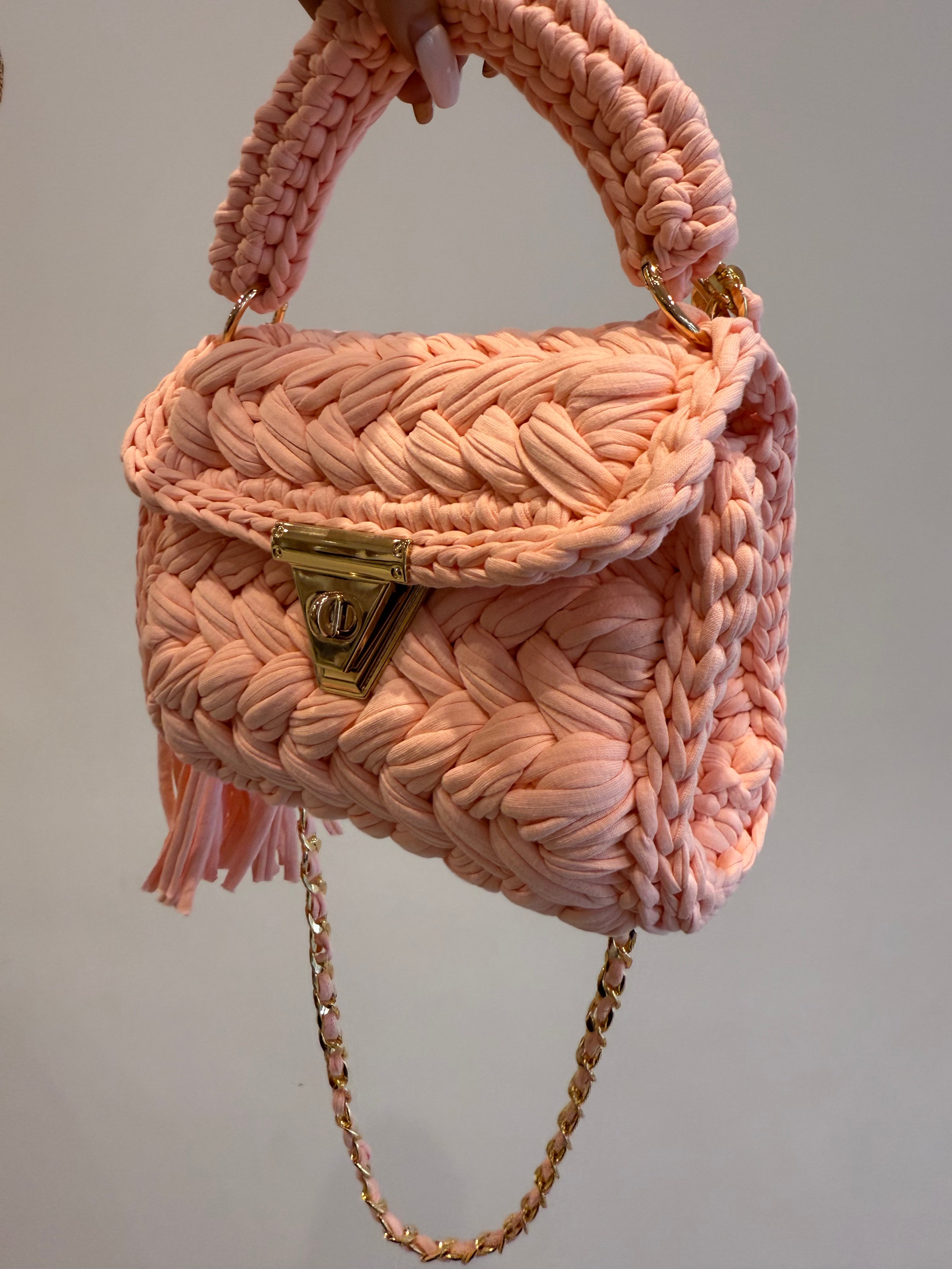 The cove crochet clutch, pink