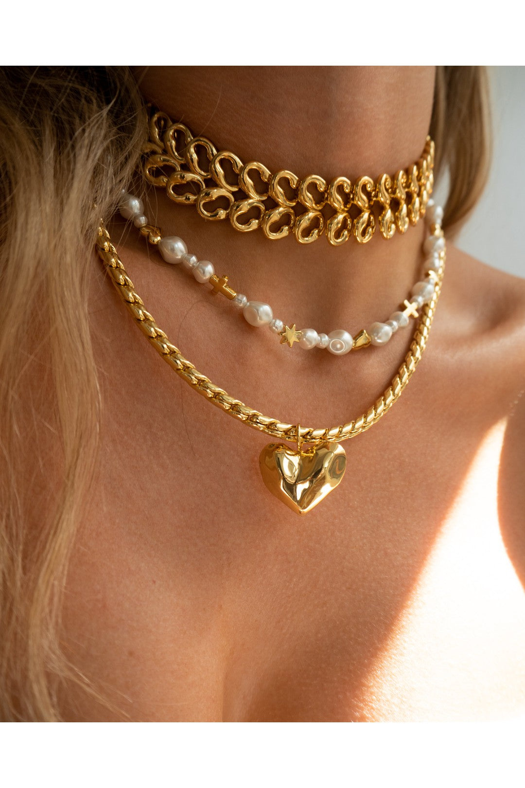 The metal lace choker, gold