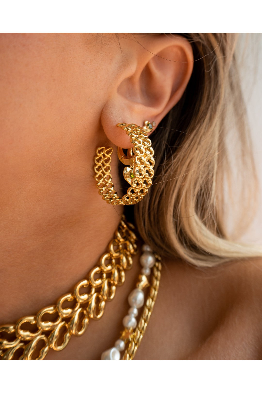 The metal lace hoops, gold