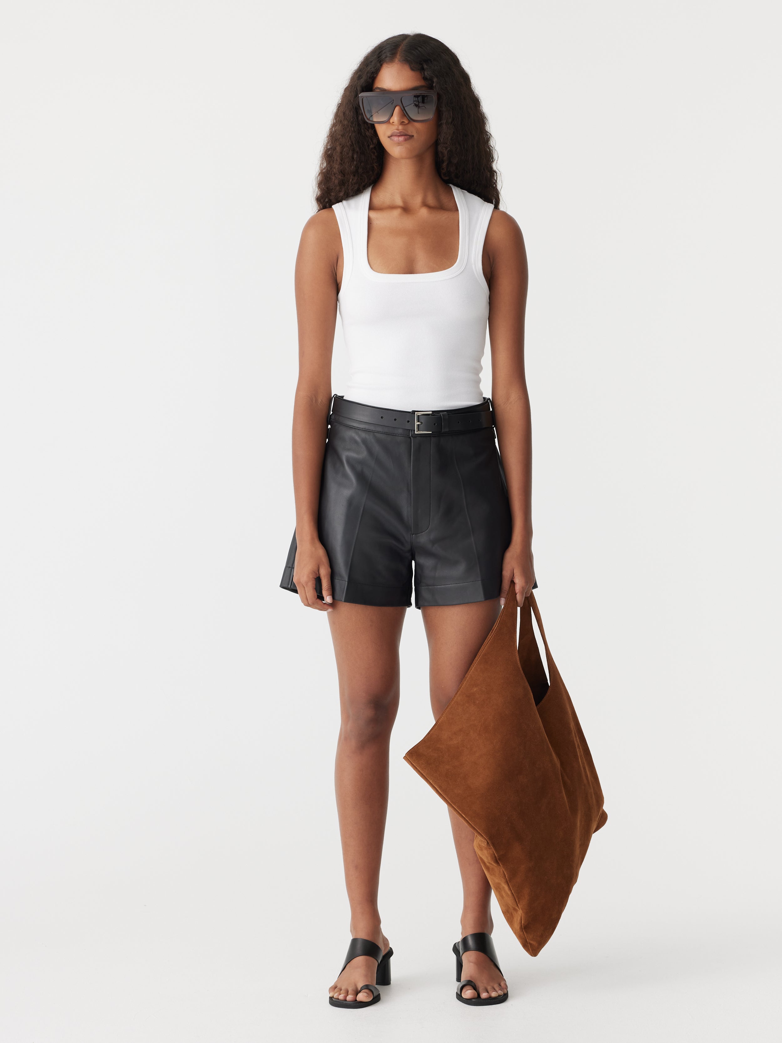 Low scooped rib tank, white