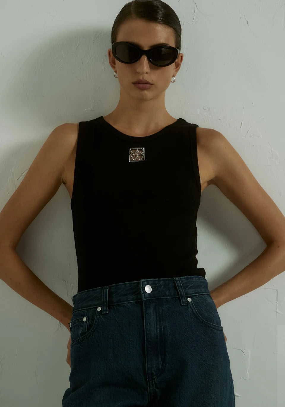 V&W  Metal tank, black
