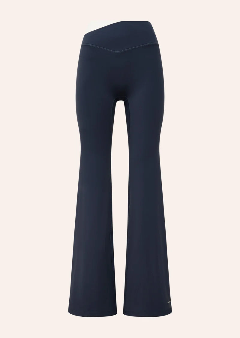 Wander flare legging, marine blue/whisper white