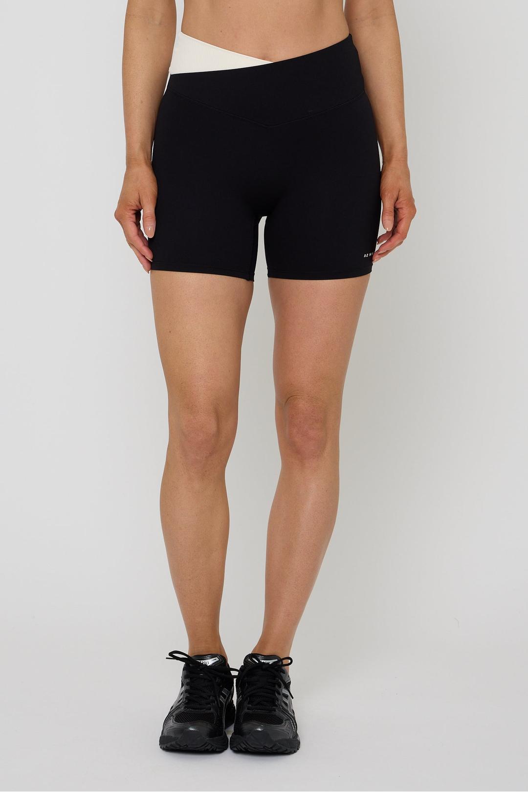 Wander 5 inch bike short, black/whisper white
