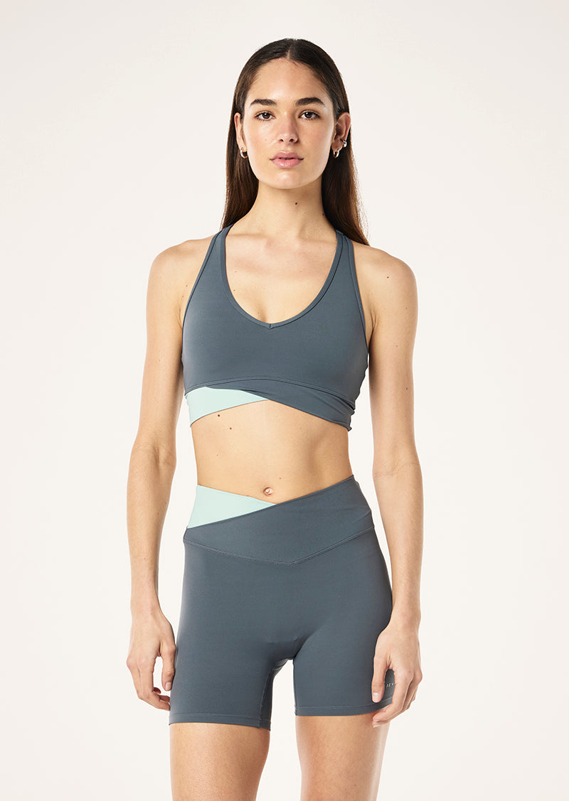 Wander sports bra, thunder/dusty mint