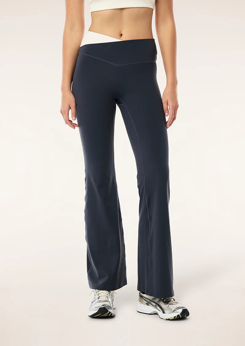 Wander flare legging, marine blue/whisper white
