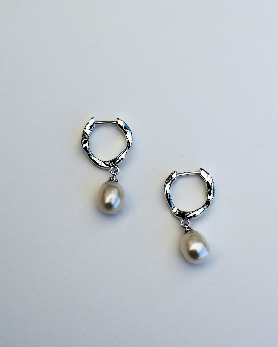 Wave Huggies with Pearl, gold