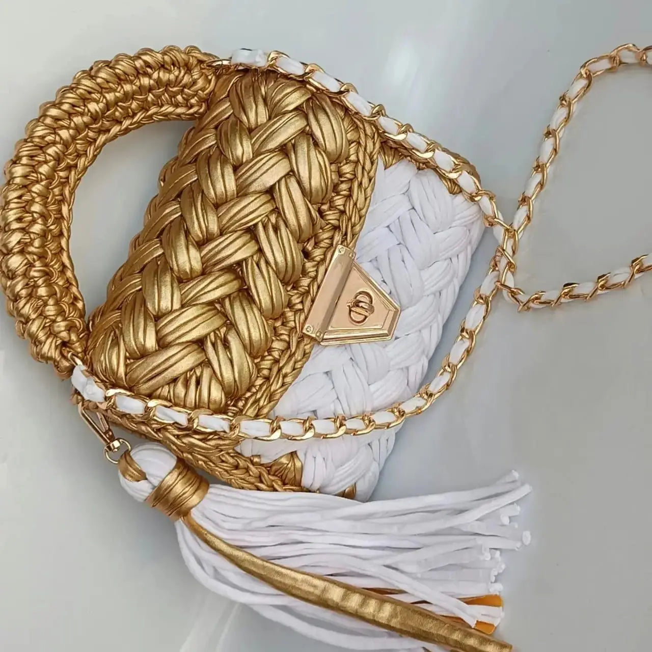 The cove crochet clutch, Metallic gold/white