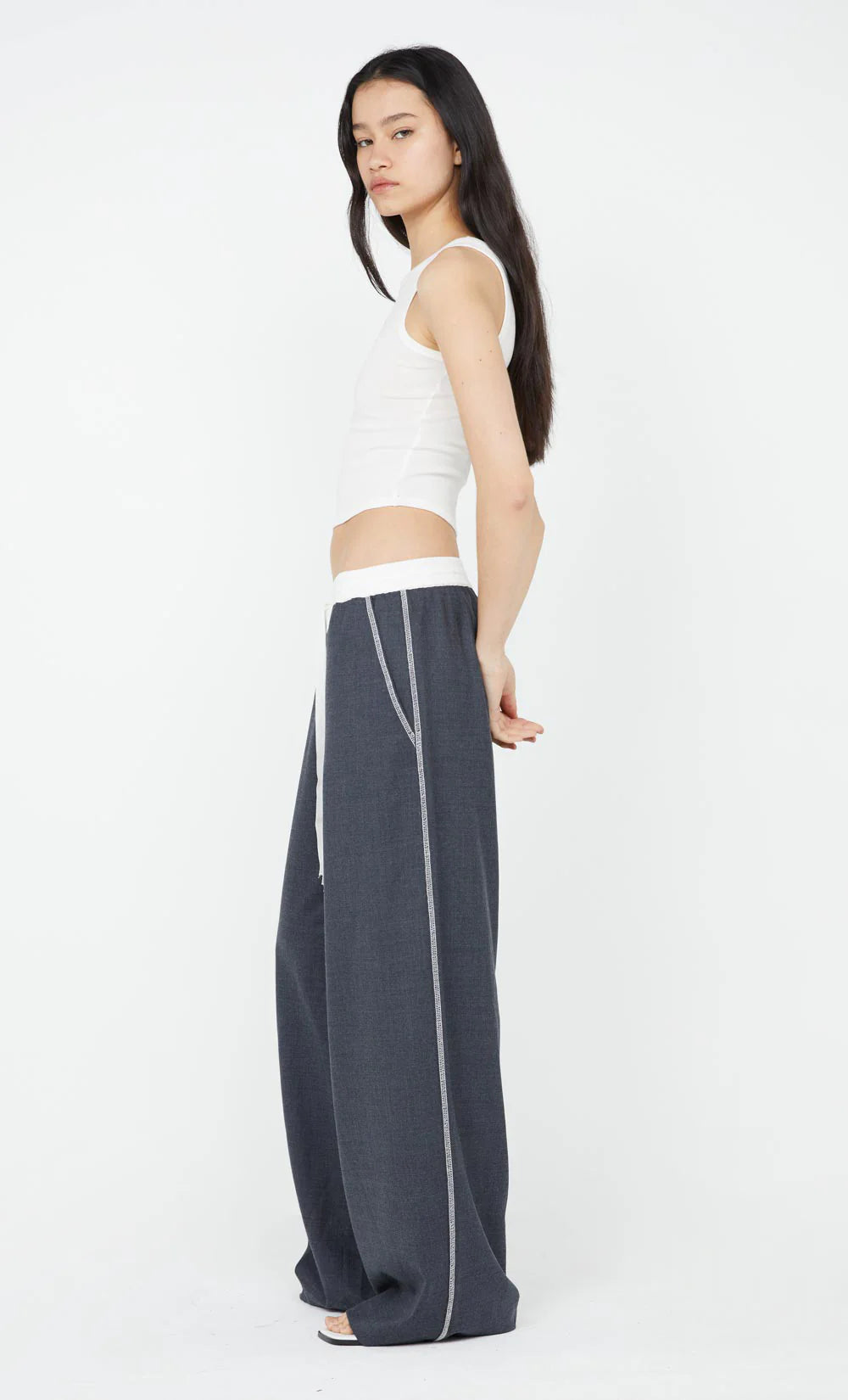 Aster drawstring pant, charcoal/white