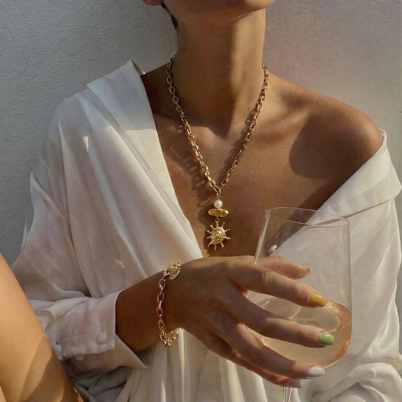 Chunky pearl & shell necklacke, gold