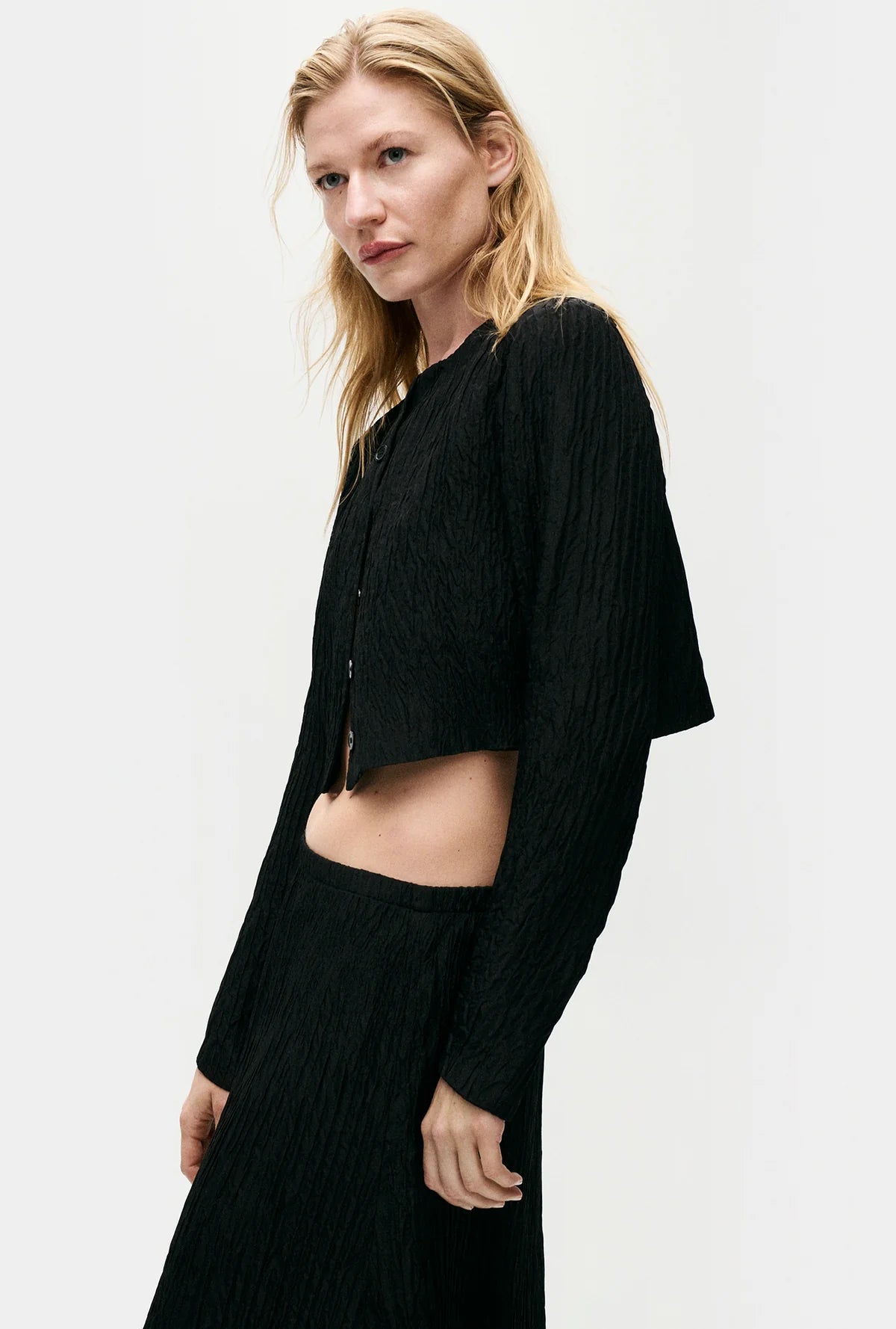 crinkle collarless crop shirt, black