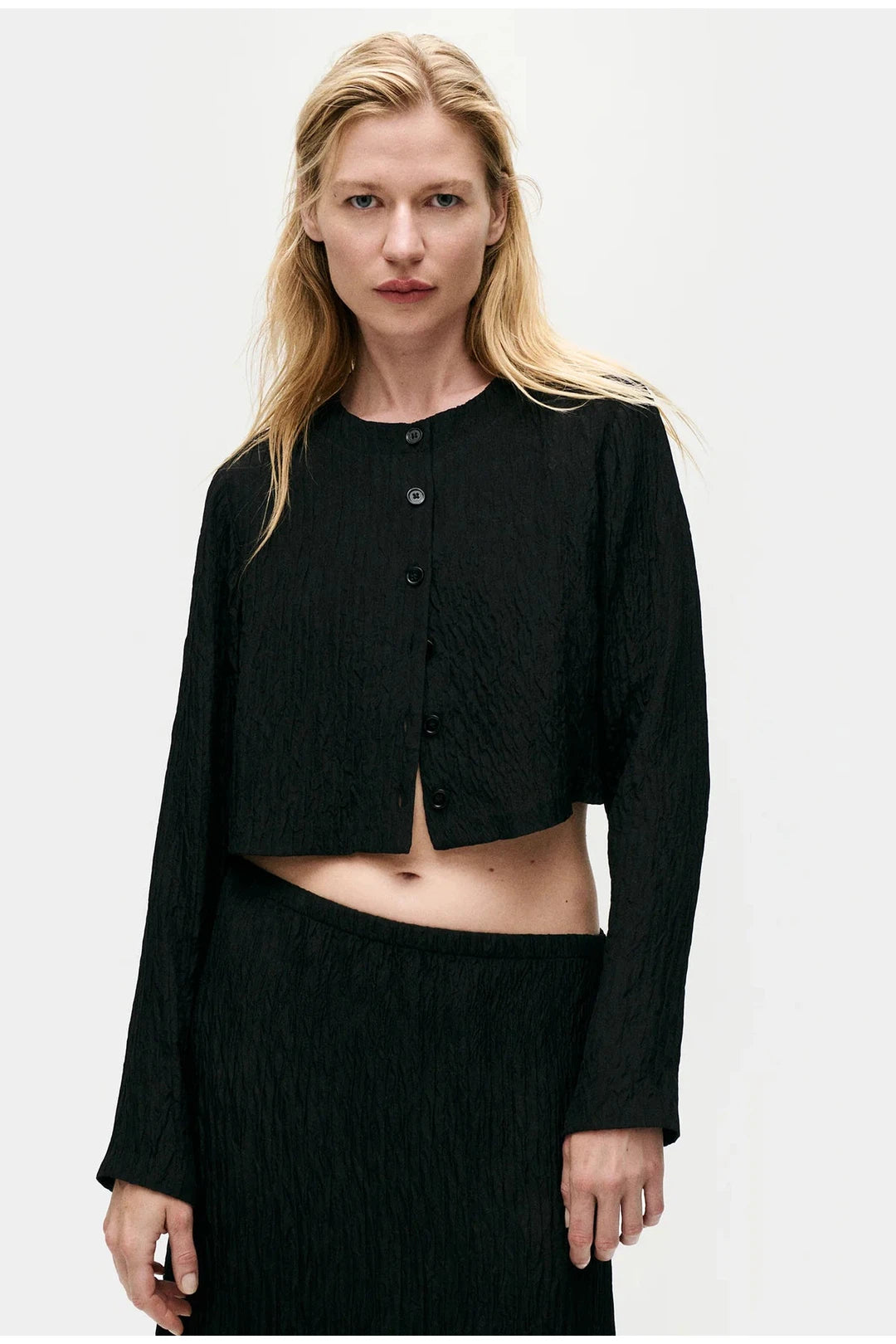 crinkle collarless crop shirt, black